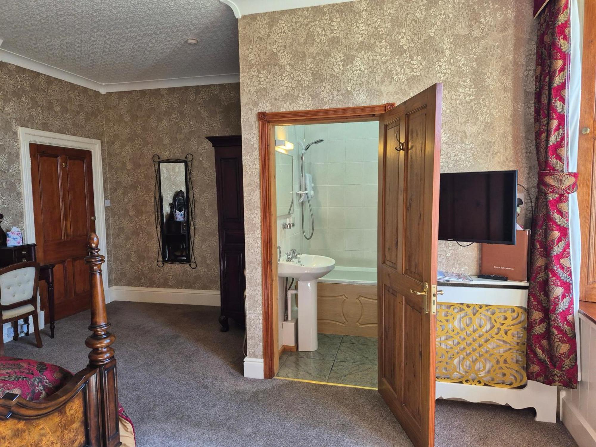 St David'S Guesthouse Хаверфордуэст Экстерьер фото